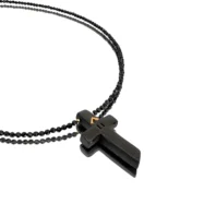 Špinelio karoliai su kryželio pakabuku – simbolinis juvelyrikos kūrinys