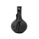 Rankų darbo kolba su skulptūra