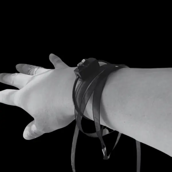 Rankų darbo apyrankės su porceliano miniatiūromis – meninė juvelyrika.