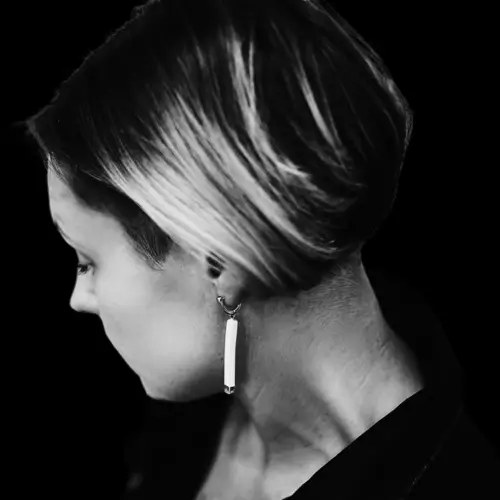 Architektūriški auskarai iš porceliano ir sidabro – meninė juvelyrika.