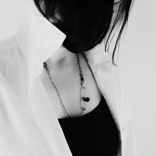 Autoriniai kaklo papuošalai iš porceliano – meninė juvelyrika.