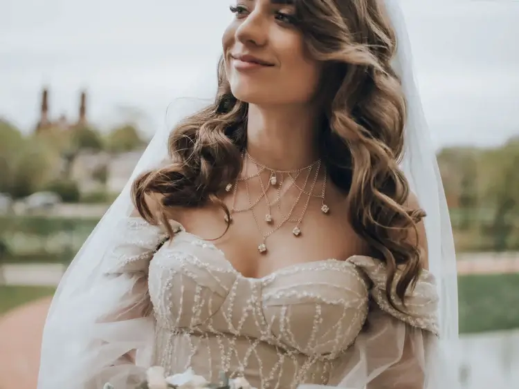 Ranku-darbo-vestuvinis-kolje