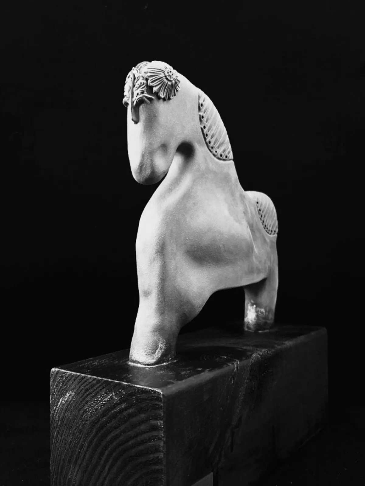 Skulptūra "Žirgas"
Šamotas, metalo oksidai, medis