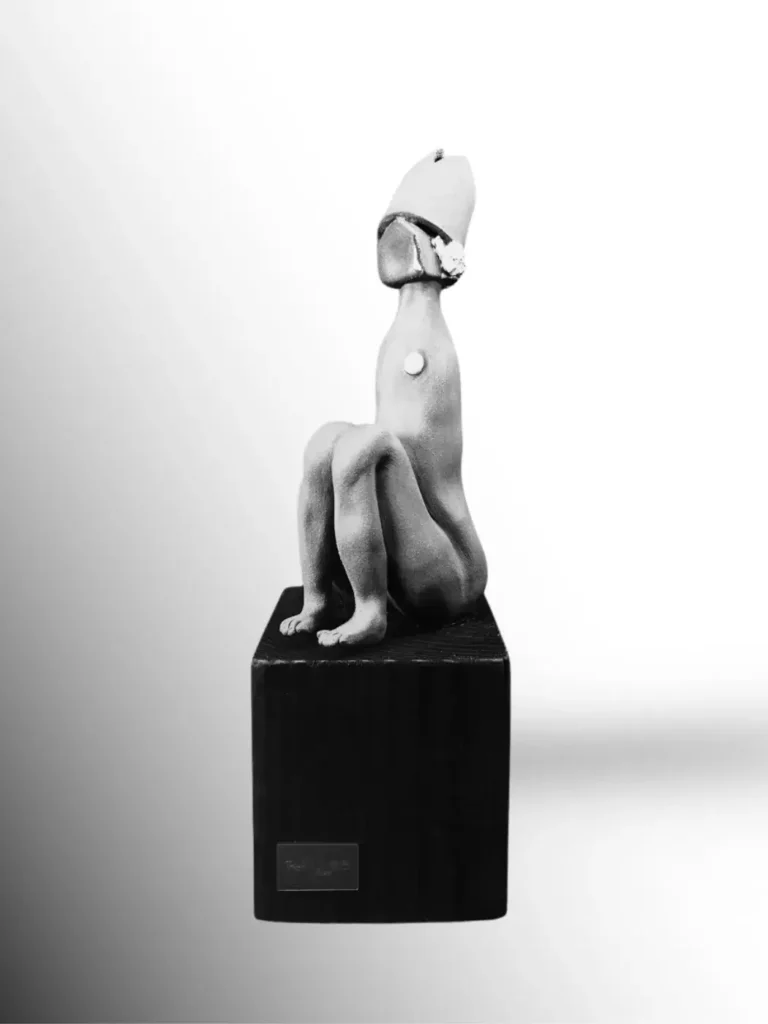 Skulptūra "Kasdienybės herojus" šamotas-medis