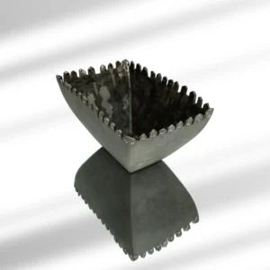 Skulptūrinis šamoto dubuo Rankų darbo keraminis dubuo – modernus tamsios spalvos indas su unikaliu nameliais dekoruotu kraštu ir blizgiu vidumi