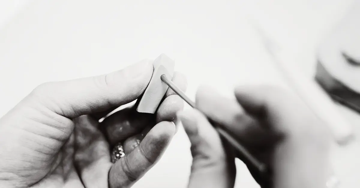 Molis-keramikai-ir-kitos-kuryboje-naudojamos-medziagos