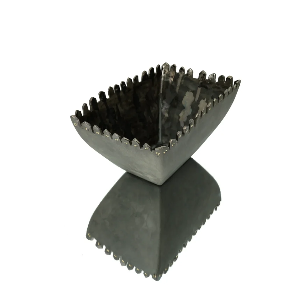 Skulptūrinis dubuo išskirtinio dizaino – unikalus interjero akcentas – rankų darbo kūrinys