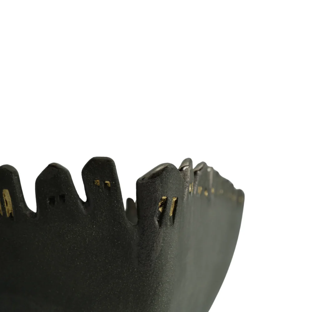 Skulptūrinis dubuo Skulptūrinis dubuo - šamoto tekstūra iš arti