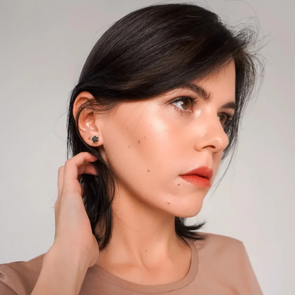 Juodo-porceliano-auskarai-prie-ausies Juodo-porceliano-auskarai-prie-ausies