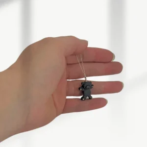 Meškiukas rankoje – mastelio palyginimas Juodas porcelianinis pakabukas meškutis – švelnus aksesuaras sukurtas dovanoti