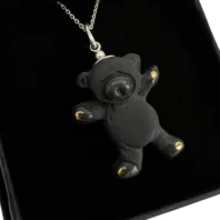 Unikalus porcelianinis pakabukas meškutis – švelnus rankų darbo papuošalas, puikiai tinkantis dovanai