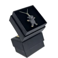 Rankų darbo porcelianinis pakabukas meškutis – mielas papuošalas vaikams ir suaugusiems