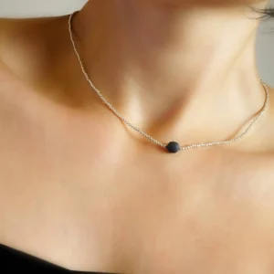 Sidabrinis-verinys-su-juodo-porceliano-detale-minimalistiniai-papuosalai