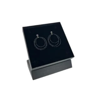 Auskarai-porcelianas-spinelio-kristalas-iveriami Auskarai-porcelianas-spinelio-kristalas-iveriami-prie-ausies