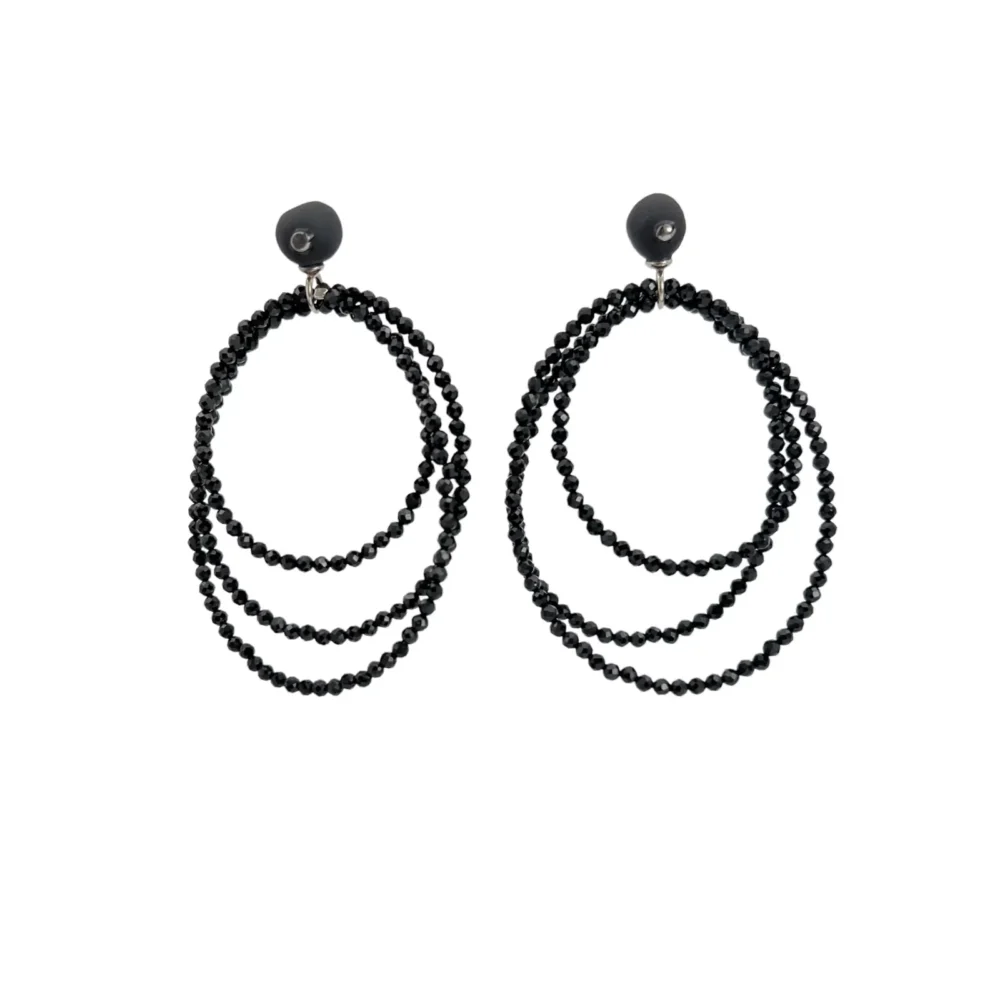 Auskarai-spinelio-kristalas-iveriami-prie-ausies Auskarai-porcelianas-spinelio-kristalas-iveriami-prie-ausies