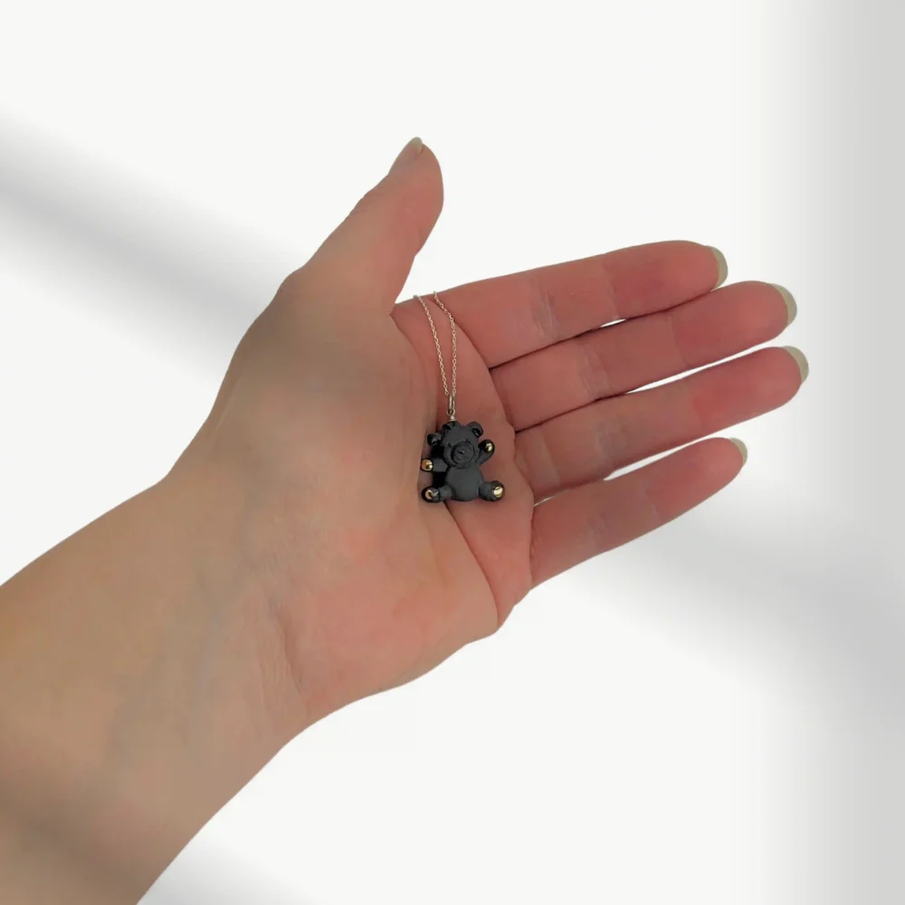 Meškiukas rankoje – mastelio palyginimas Unikalus porcelianinis pakabukas meškutis – švelnus rankų darbo papuošalas, puikiai tinkantis dovanai