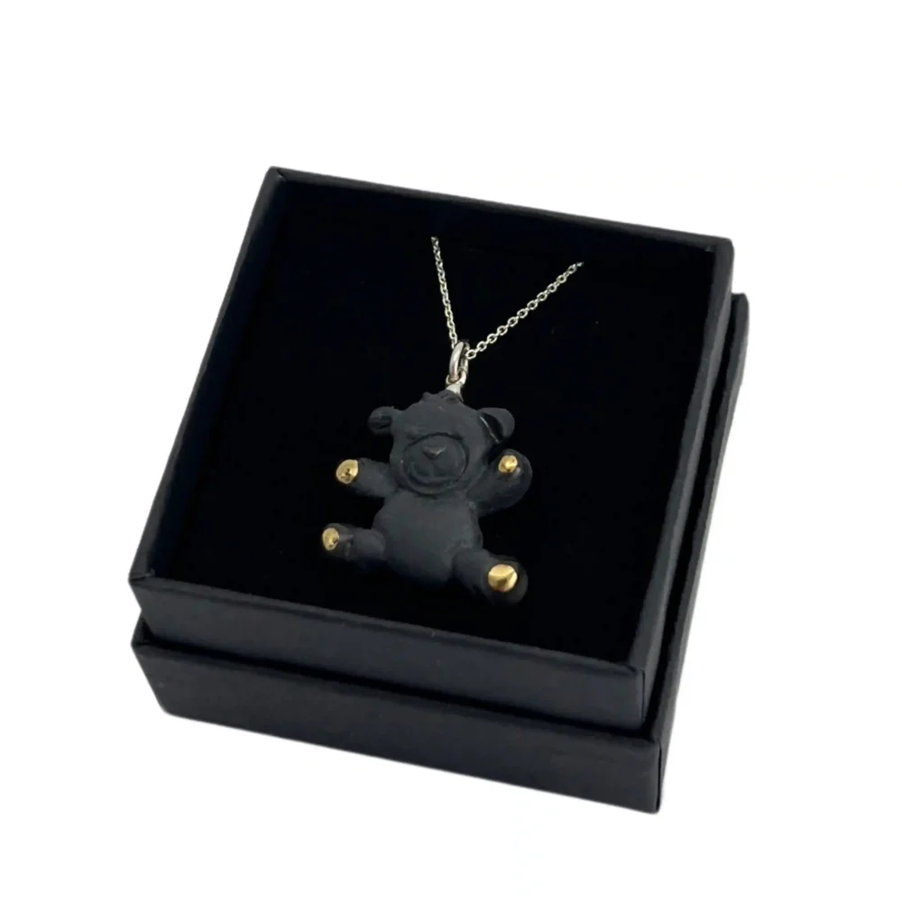 Juodas meškiukas dėžutėje Minimalistinis pakabukas meškutis iš porceliano – stilinga dovana vaikui ar draugui