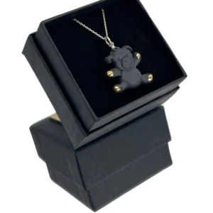 Juodas porcelianinis pakabukas meškutis – švelnus aksesuaras sukurtas su meile