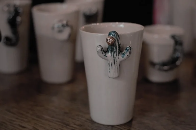 Rankų darbo puodeliai su mini skulptūromis