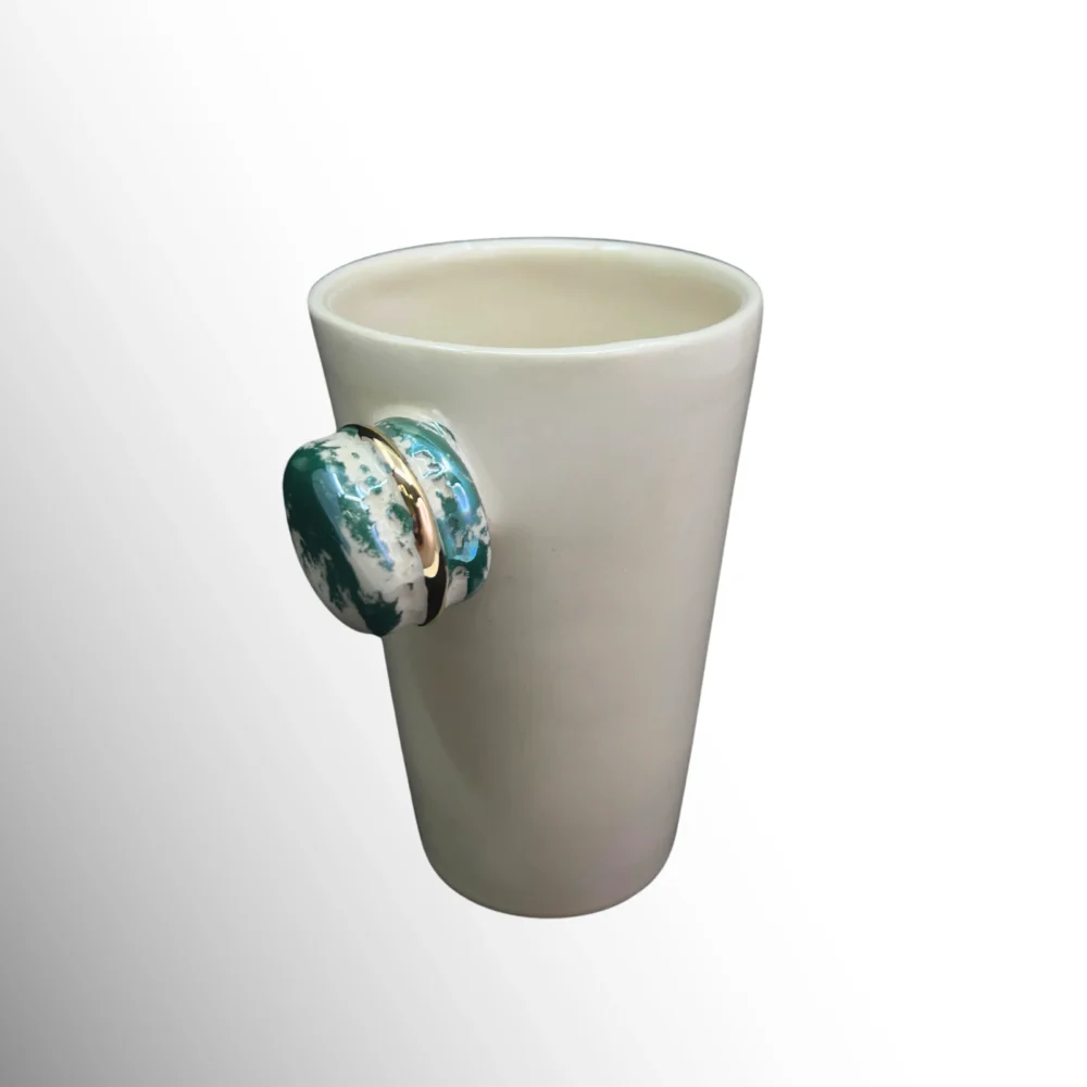 Rankų darbo puodelis su mini skulptūra