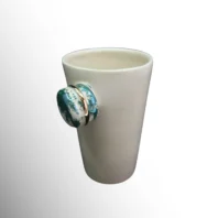 Rankų darbo puodelis su mini skulptūra