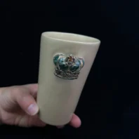 Rankų darbo puodelis su mini skulptūra