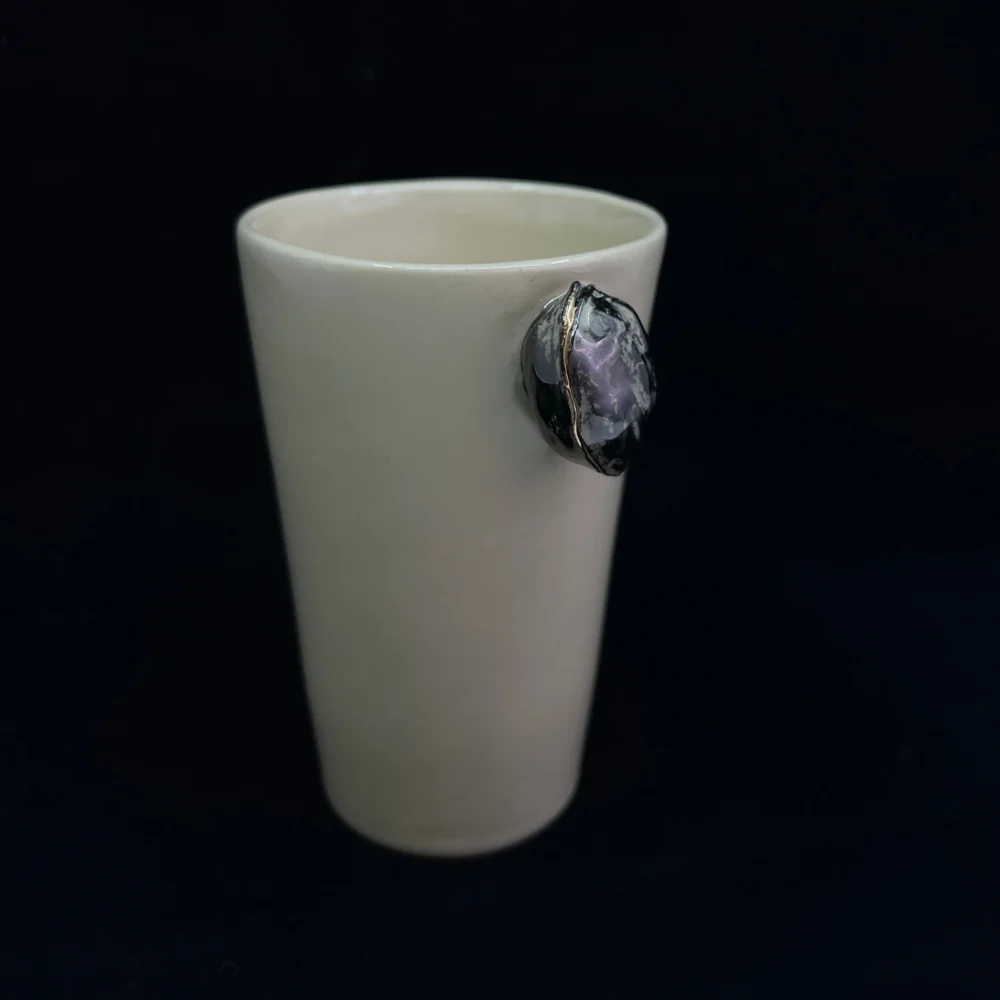 ranku-darbo-puodelis-2 Rankų darbo puodelis su mini skulptūra