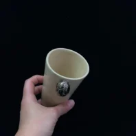 Rankų darbo puodelis su mini skulptūra