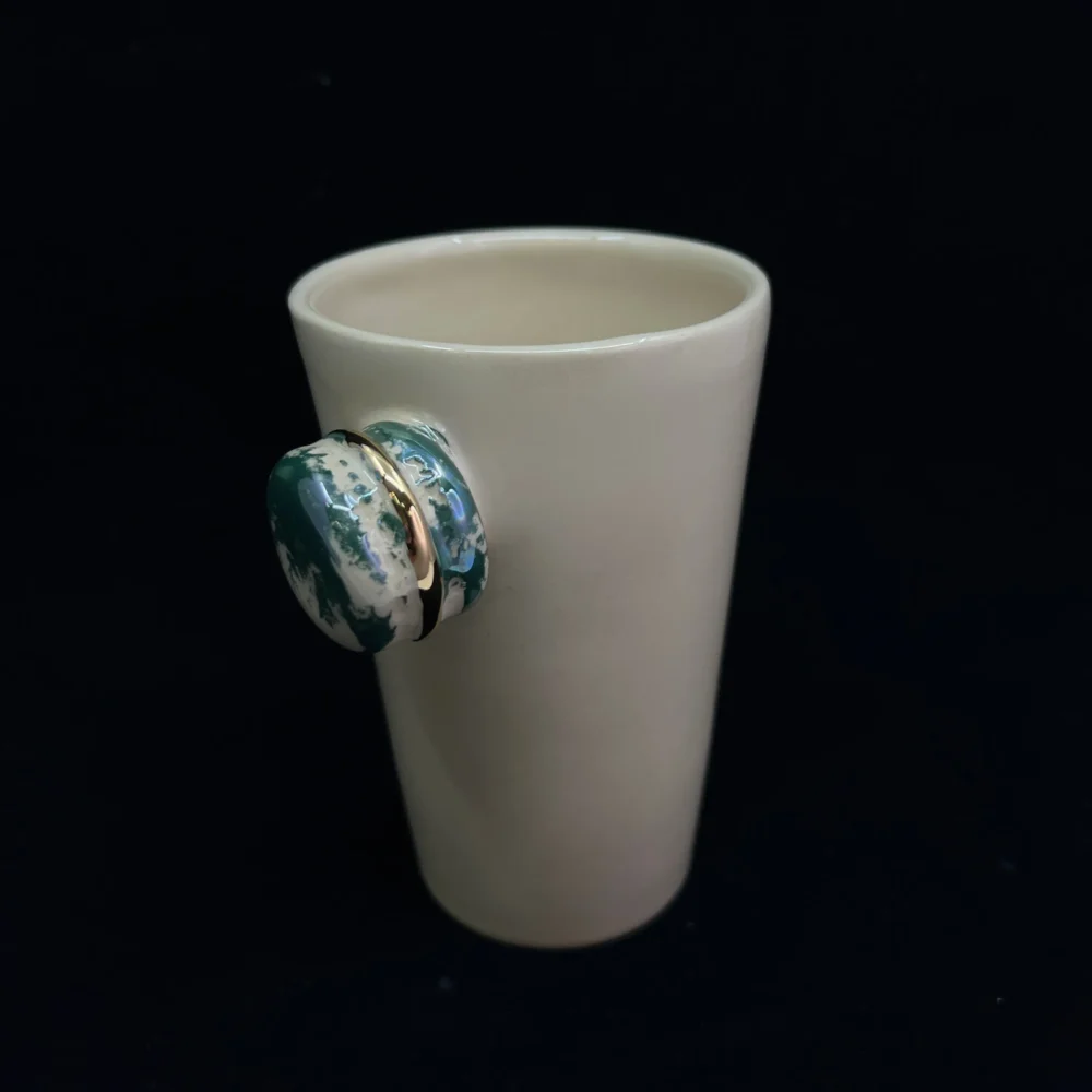 ranku-darbo-puodelis-4 Rankų darbo puodelis su mini skulptūra