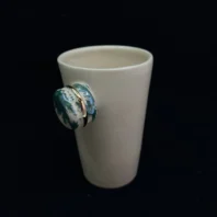Rankų darbo puodelis su mini skulptūra