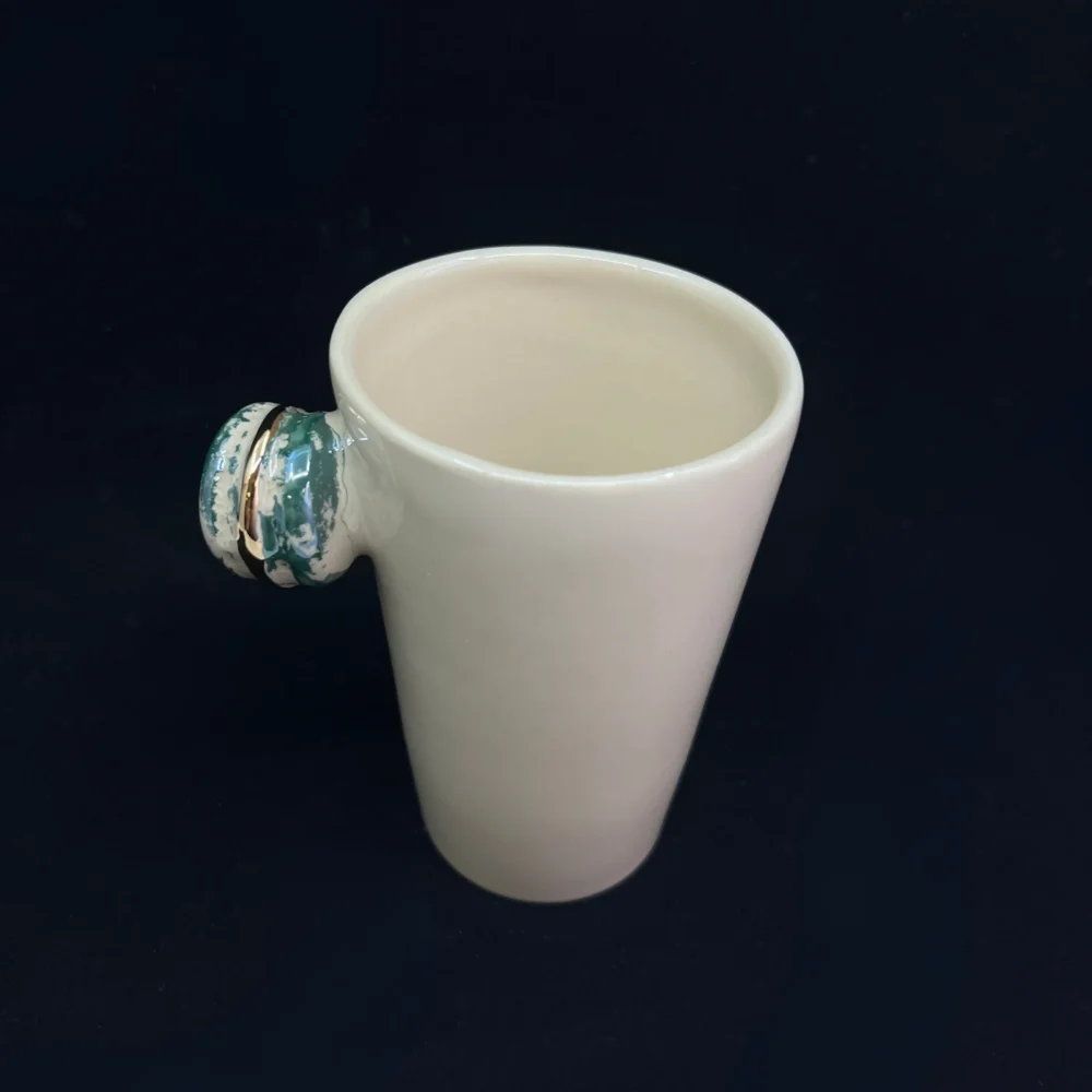 ranku-darbo-puodelis-6 Rankų darbo puodelis su mini skulptūra