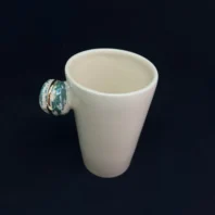 Rankų darbo puodelis su mini skulptūra