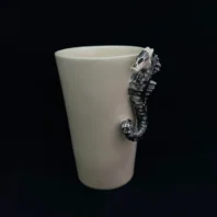 Rankų darbo puodelis su mini skulptūra