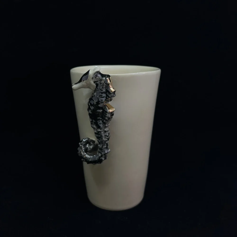 ranku-darbo-puodelis-8 Rankų darbo puodelis su mini skulptūra