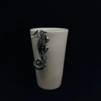 Rankų darbo puodelis su mini skulptūra