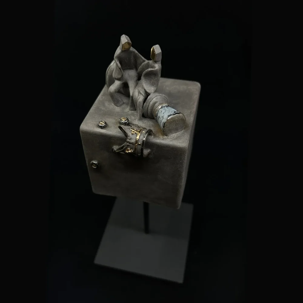 Kai-nukrenta-karunos-16 Skulptūra "Kai nukrenta karūnos" - šamotas, metalo oksidai, auksas