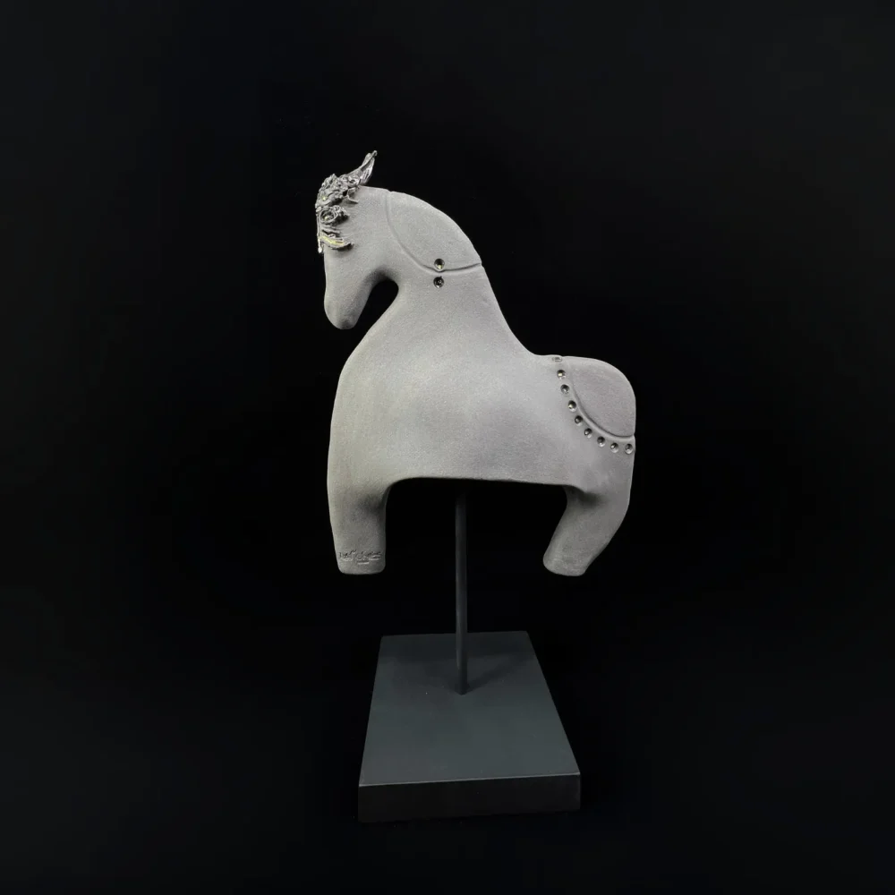 Skulptura Žirgas Šamotas, oksidai, 24K auksas