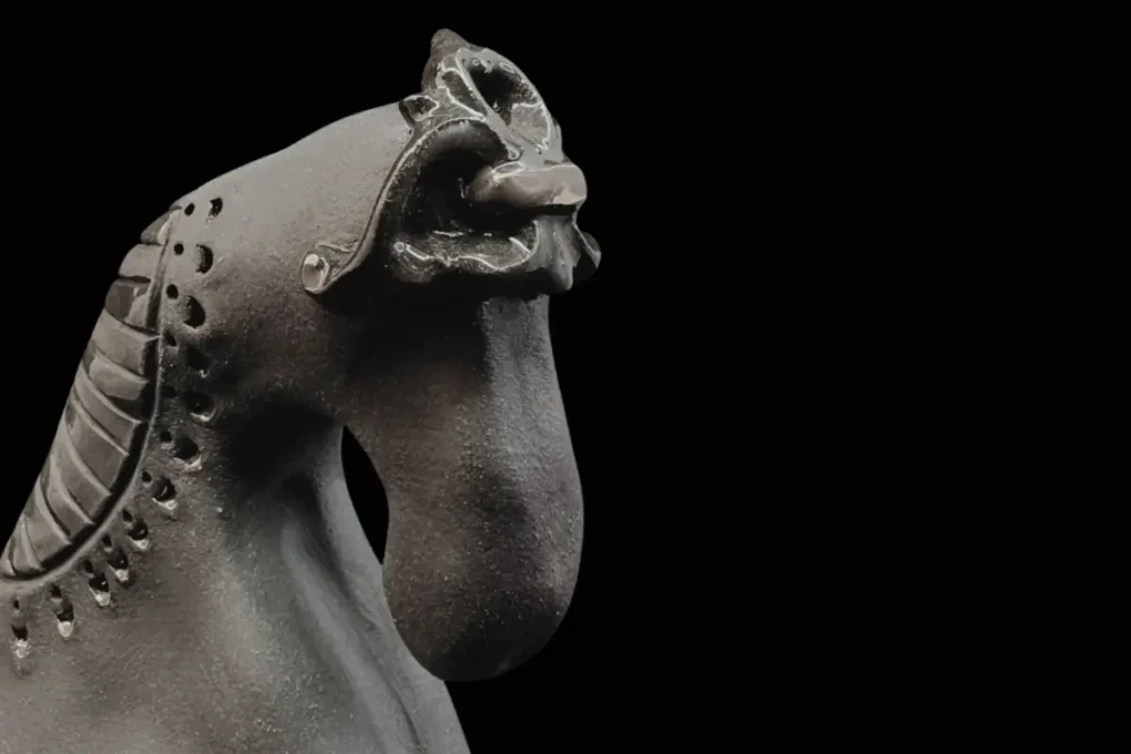 skulptūra "Žirgas" Šamotas, auksas